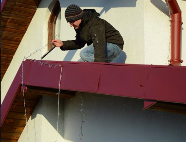 Tomasz no telhado, durante o trabalho de preparação do projeto